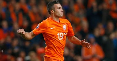 Robin van Persie i vjedhin Facebook dhe i shpërndajnë materiale pornografike