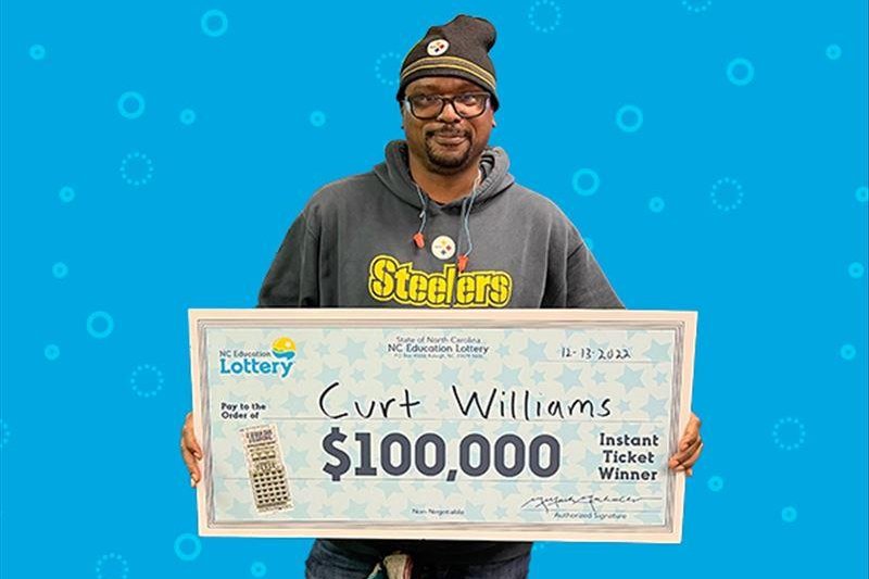 Bleu biletën kur mbaroi pjesa e parë e ndeshjes, burri fiton 100,000 dollarë në lotari