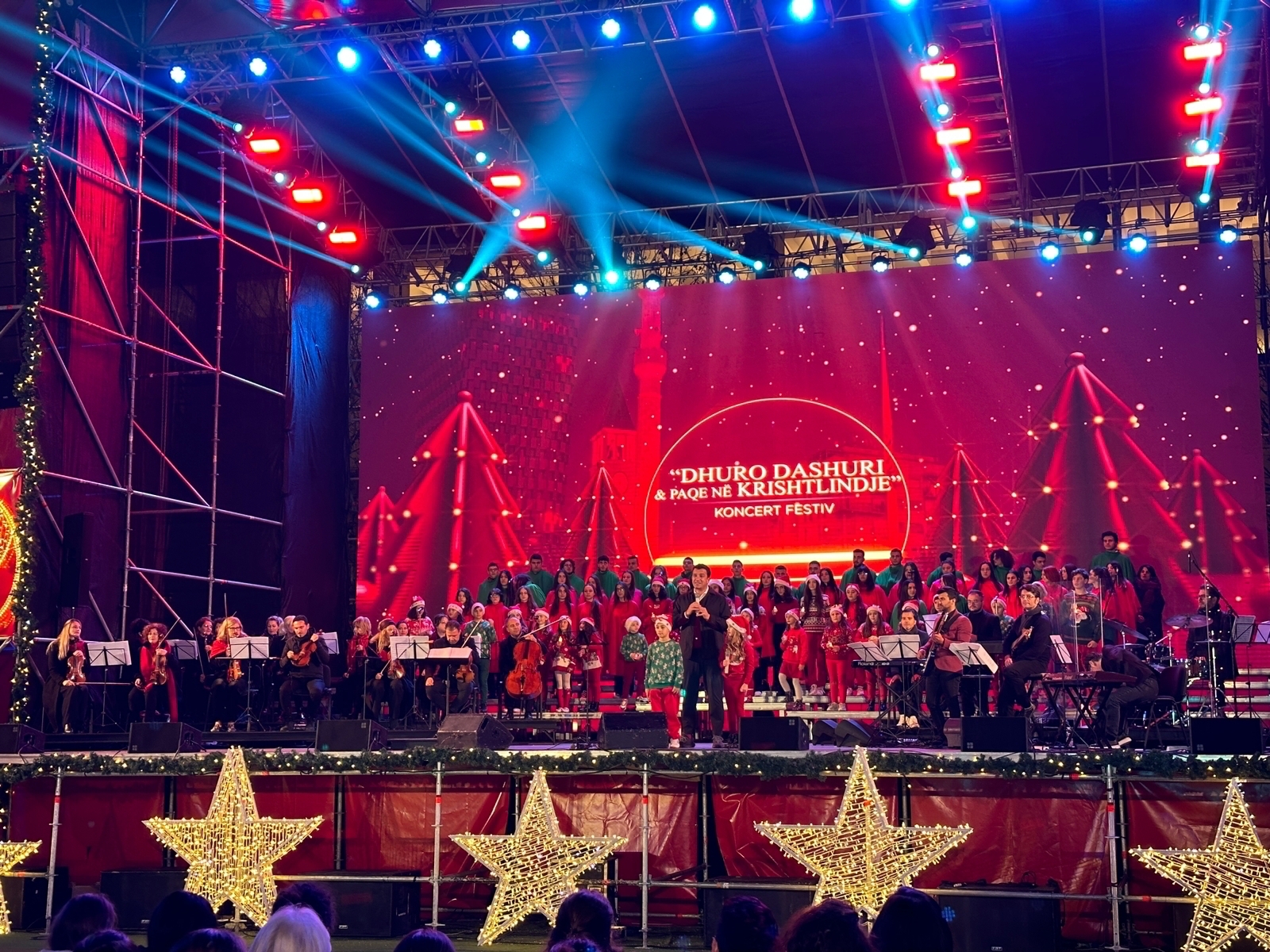 KRISHTLINDJET/ Koncert në sheshin “Skënderbej”, Veliaj: Të dhurojmë sa më shumë dashuri