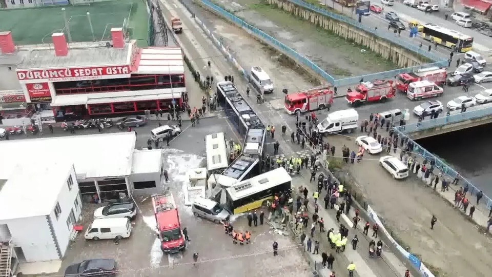 Aksident i rëndë në Stamboll, tramvaji ndan më dysh autobusin, 19 të plagosur