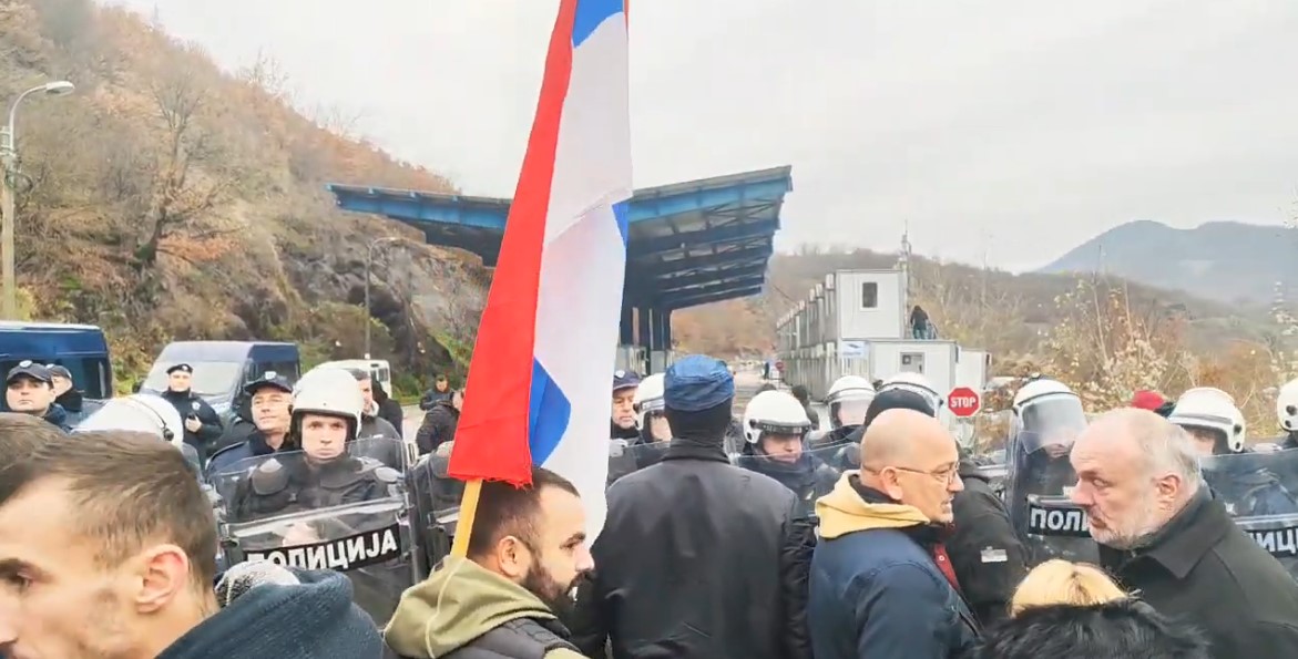 VIDEO/ Çfarë po ndodh në kufi?! Serbët tentojnë të thyejnë kordonin e policisë dhe të hyjnë në Kosovë