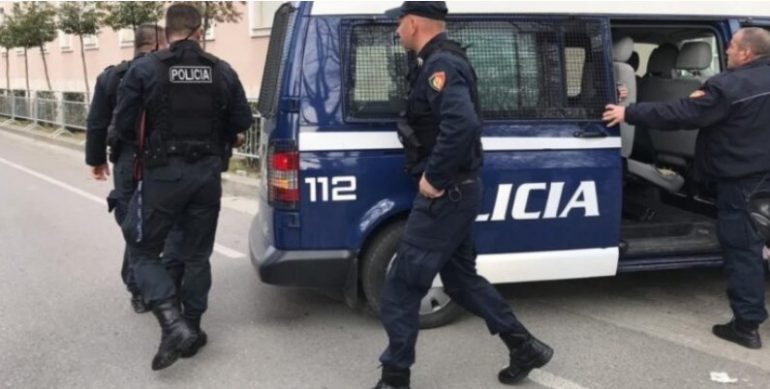 Abuzuan me detyrën, arrestohet një punonjës i postës në Tropojë, shpallet në kërkim 52-vjeçarja