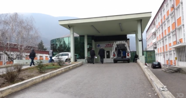 Foshnja e vdekur u fut mes çarçafëve në lavatriçe, pezullohen 7 punonjës të spitalit të Pejës