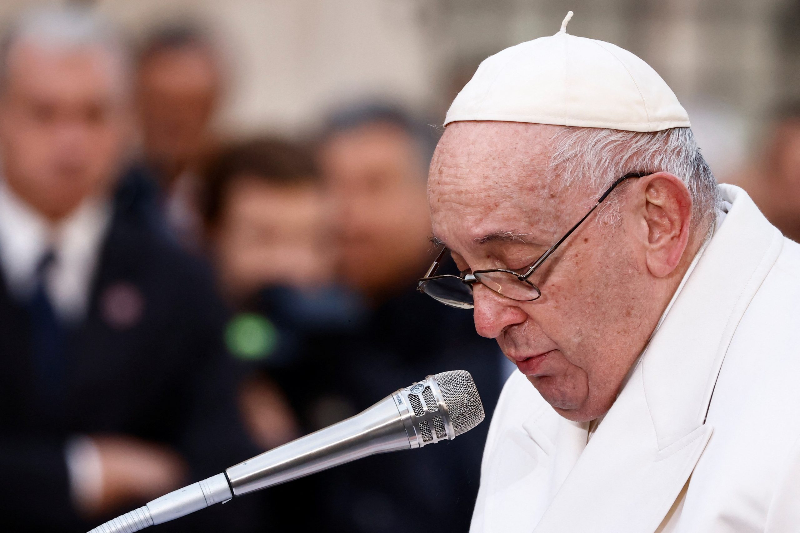 Papa Françesku shpërthen në lot kur përmend Ukrainën gjatë lutjeve në mes të Romës