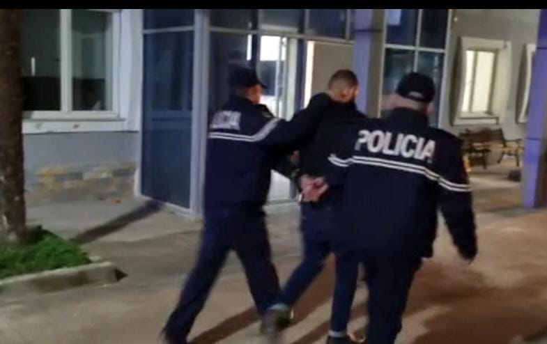 Plagosi me thikë vjehrrin dhe kunatin, arrestohet 27-vjeçari në Vlorë