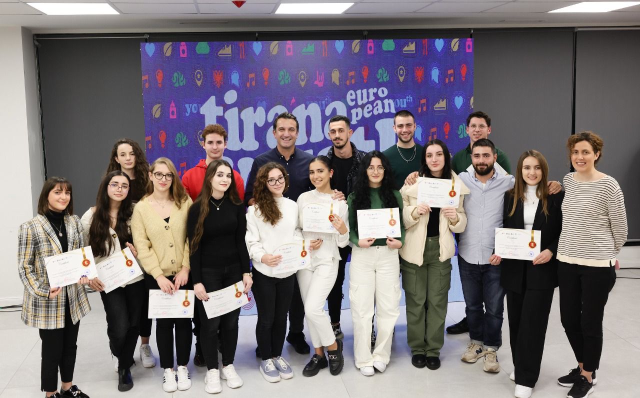 Certifikata mirënjohje për vullnetarët që ndihmuan gjatë vitit “Tirana – Kryeqyteti Europian i Rinisë 2022”, Veliaj: Të bashkuar, asgjë nuk na ndal