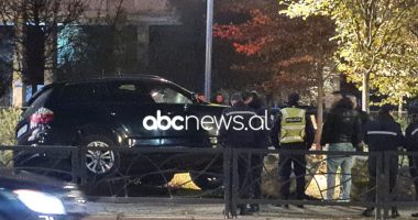 VIDEO/ Aksident në qendër të Tiranës, makina përfundon pas Muzeut Kombëtar