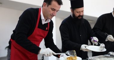 Veliaj dhe Kisha Orthodhokse shërbejnë drekën për njerëzit në nevojë