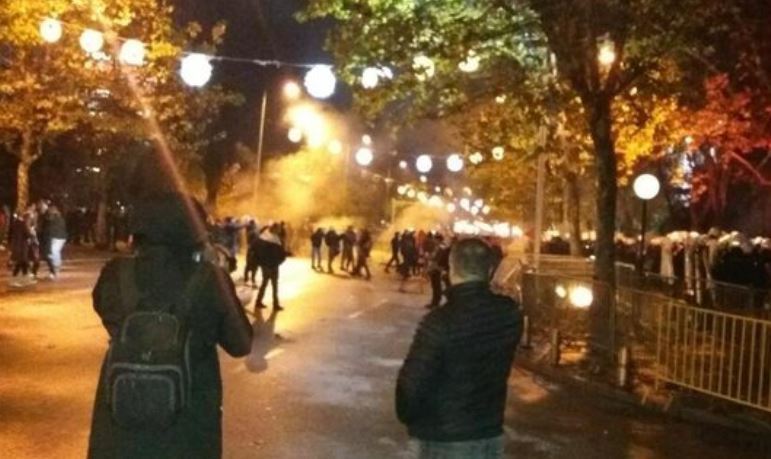 FOTO/ Protesta në Malin e Zi, të rinjtë përplasen me policinë