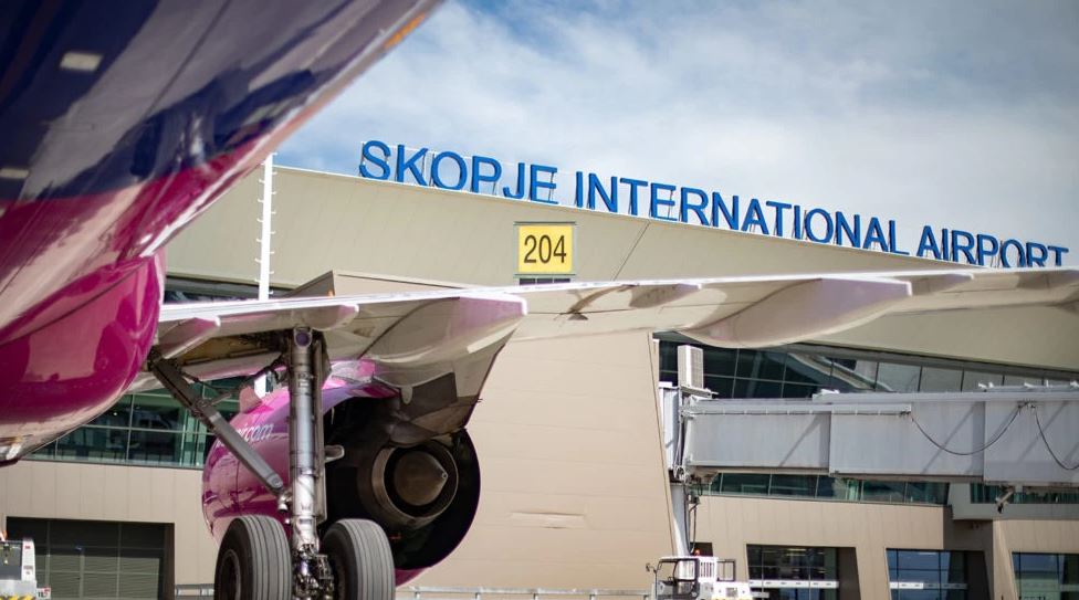 Aeroporti i Shkupit rikthen fluturimet pas “alarmeve të rreme” për bomba