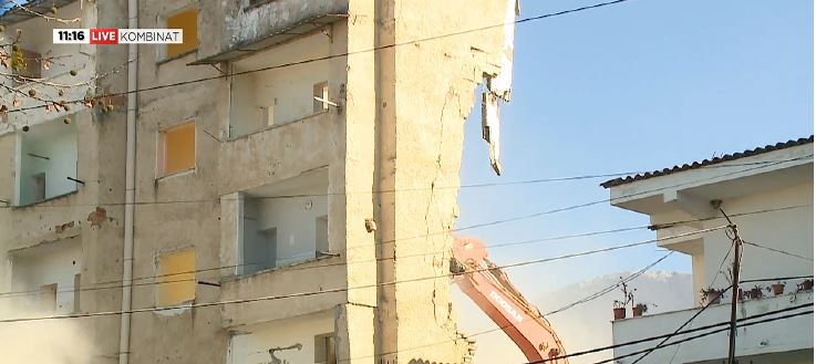 Shembja e pallatit të dëmtuar nga tërmeti në rrugën “Myslym Keta”, gazetarja e Abc News jep detaje