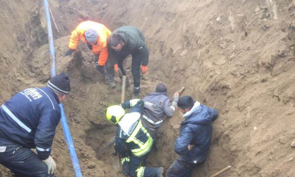 VIDEO/ Shembje dheu në Kamenicë, nxirret i gjallë një person