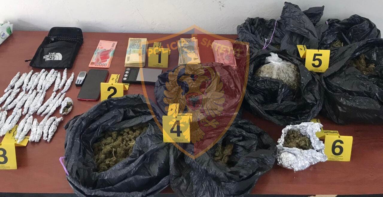 Thasët të mbushur me para dhe drogë, arrestohet 20-vjeçari në Librazhd