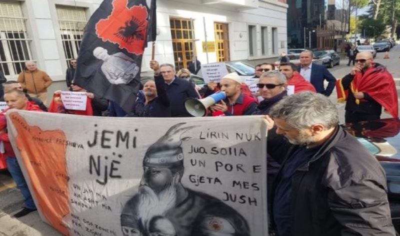 Tensionet në veri të Kosovës, protestë  para ambasadës serbe në Tiranë
