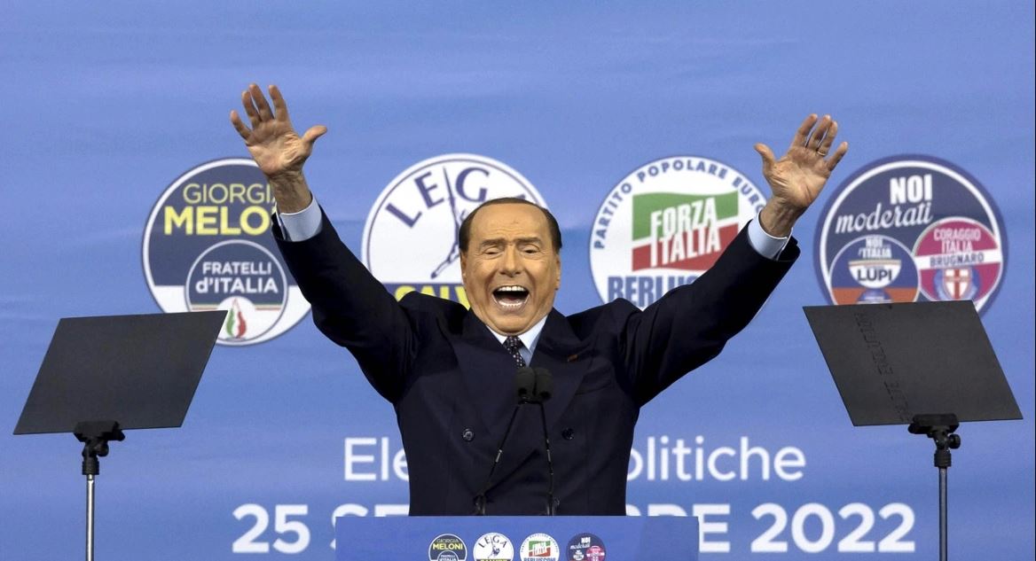 VIDEO/ Berlusconi shfrenon fantazinë, u premton lojtarëve një autobus plot me femra