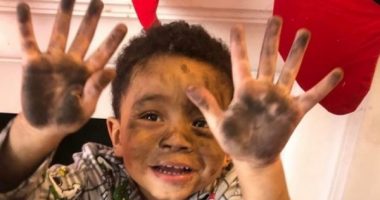 Në kërkim të Babagjyshit, vogëlushi zvarritet në oxhak