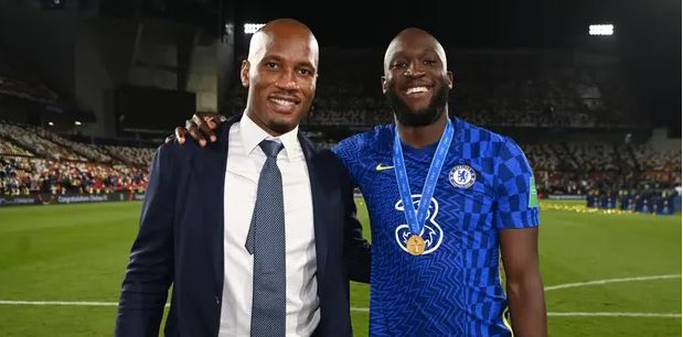 Didier Drogba mbron Romelo Lukakun