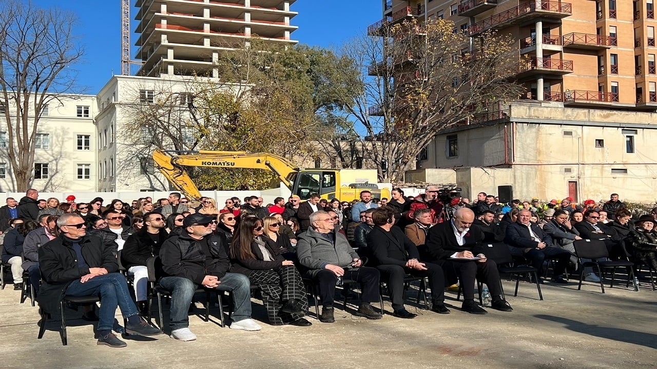 Nga Tinka Kurti te Robert Ndrenika, kush ishin artistët që morë pjesë në ceremoninë e nisjes së punimeve për Teatrin e Ri