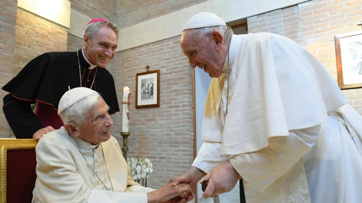 Paraardhësi i tij shumë i sëmurë, Papa Françesku: Lutuni për Benediktin XVI