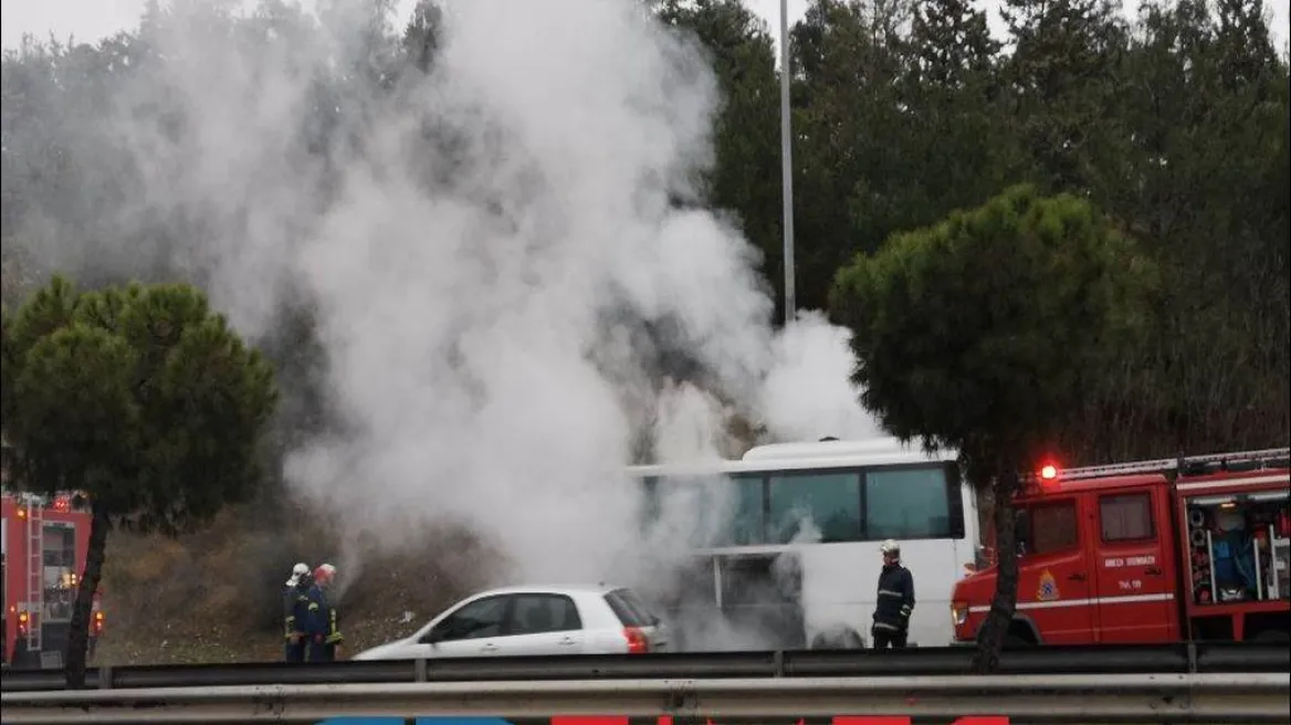 Momente paniku në Selanik, autobusi që transportonte nxënës përfshihet nga flakët