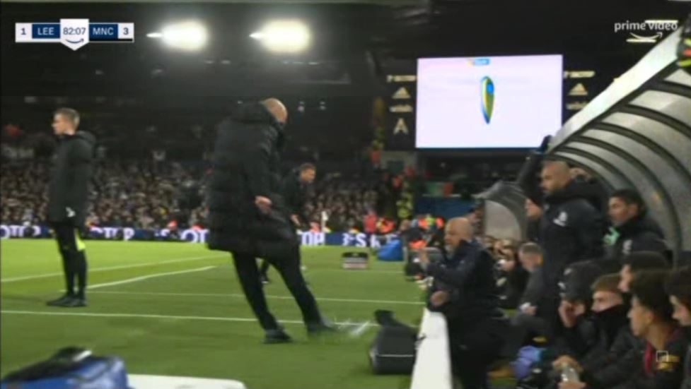 VIDEO/ “Çmendet” Guardiola, shkelmon shishen dhe godet një pjestar të stafit të Leeds