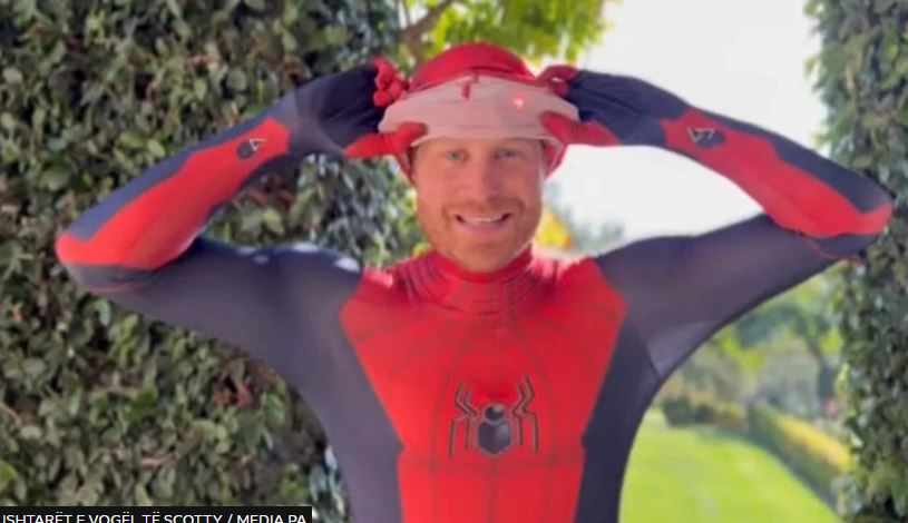 Princ Harry surprizon fëmijët jetimë, vishet si Spiderman, urimi i ëmbël për Krishtlindje