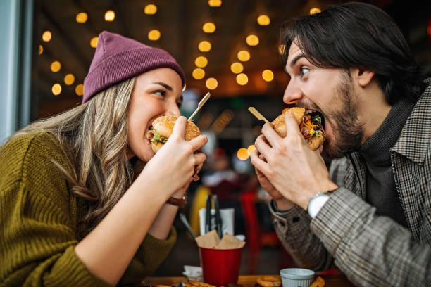 Ka një mënyrë si ta bindni veten të hani sa më pak në “Fast Food”