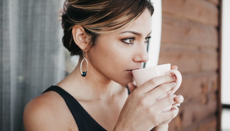 Çfarë ndodh me stomakun nëse e pini kafen esëll?