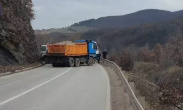 Serbët vendosin një barrikadë tjetër në veri