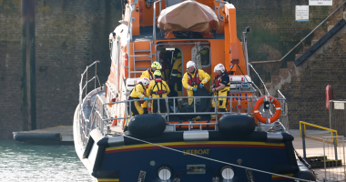 Tragjedia me emigrantët, deputeti britanik: Disa nga të mbijetuarit janë në luftë për jetën