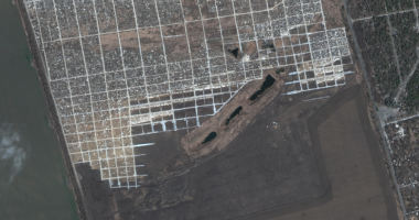 Imazhet satelitore tregojnë varreza masive në Mariupol