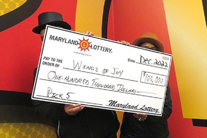 Lëvizja e papritur bën çiftin të fitojë 100,000 dollarë në lotari