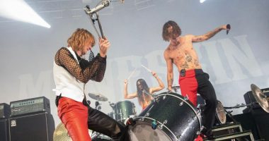 Elektrizuan skenën, grupi Maneskin kritikohet nga fansat pasi shkatarruan instrumentët