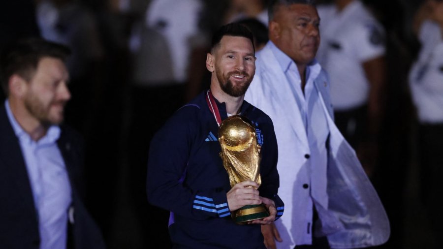 VIDEO/ Messi sjell kupën në shtëpi, Argjentina i pret si heronj fituesit e Katar 2022