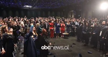 Diplomohen qindra studentë në universitetin Metropolitan Tirana