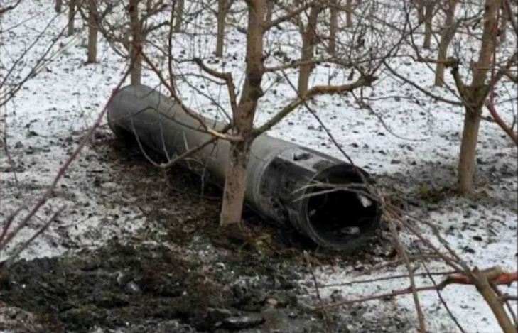 Mbetjet e një rakete gjenden në shtetin europian, rritet vigjilenca pas sulmeve ruse