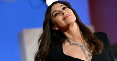 Fotoja nudo e Monica Bellucci në ujë bën xhiron e rrjetit
