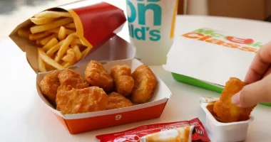 Fansja “çmendet” nga fitorja e Anglisë, porosit një sasi të madhe me kofshë pule për të festuar