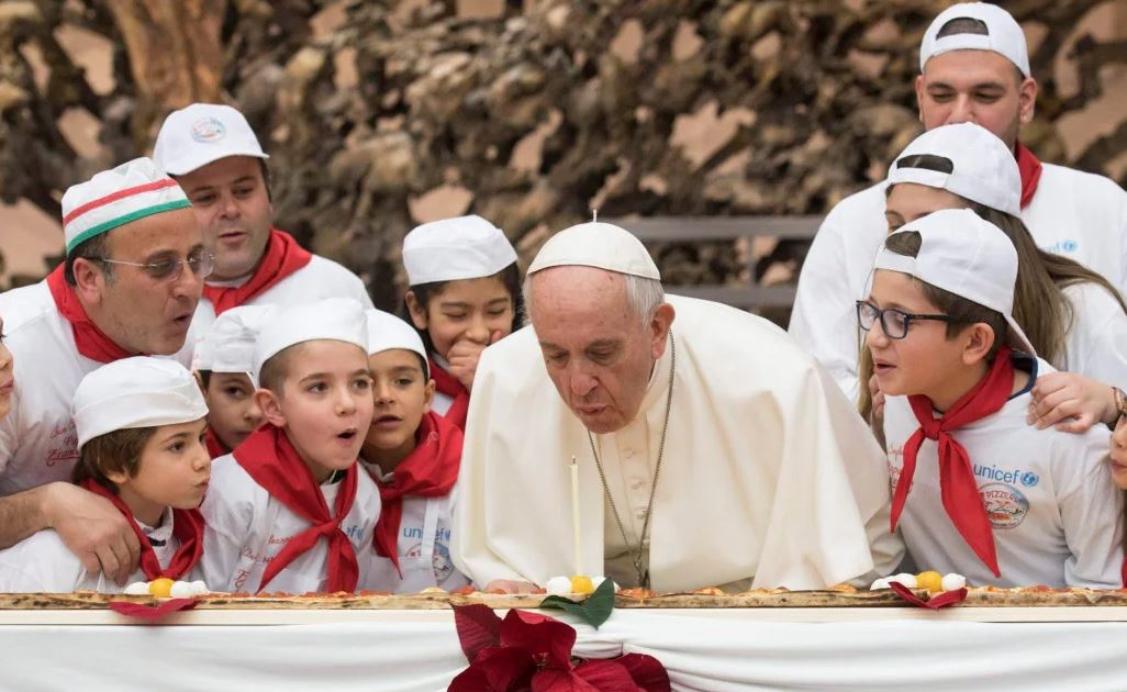 Papa Françesku feston sot 86-vjetorin e lindjes, nderon me çmimin “Nënë Tereza” të pastrehun që bënte bamirësi