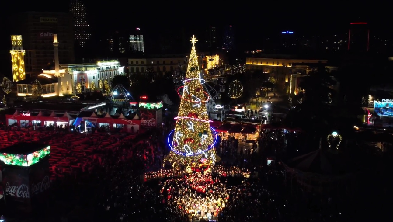 3, 2, 1… Tirana ndez dritat e pemës së Krishtlindjes