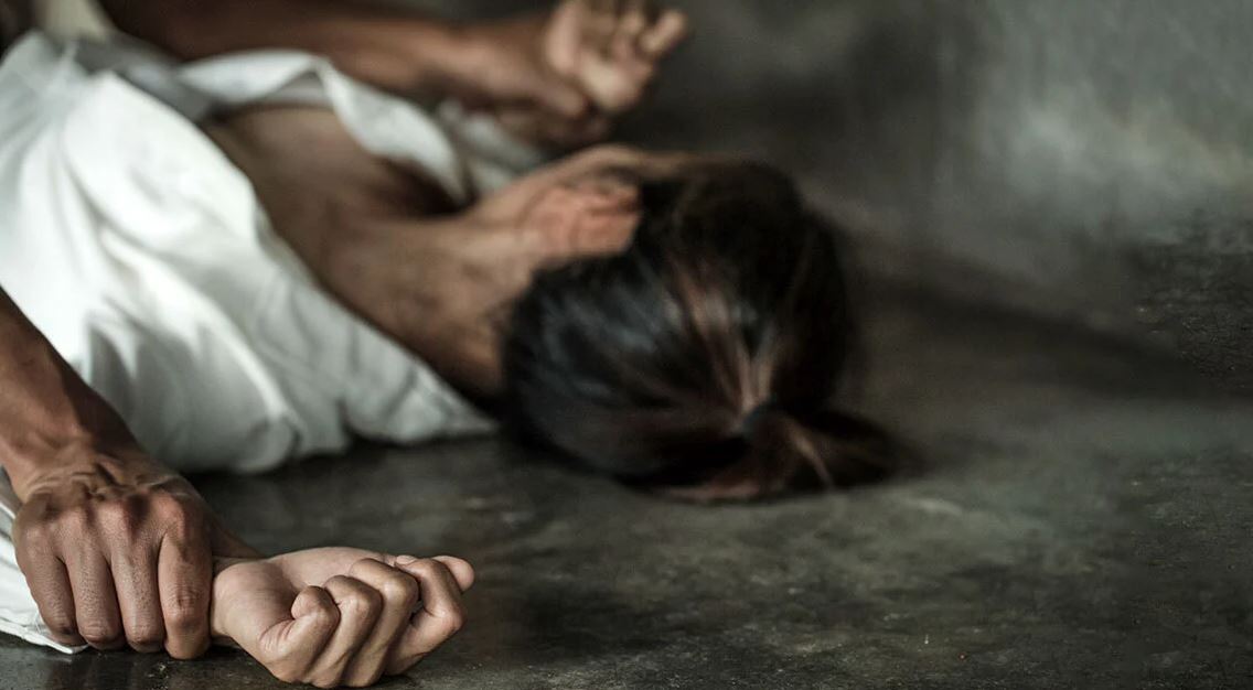 E pushoi nga puna, punëtori tenton të përdhunojë pronaren