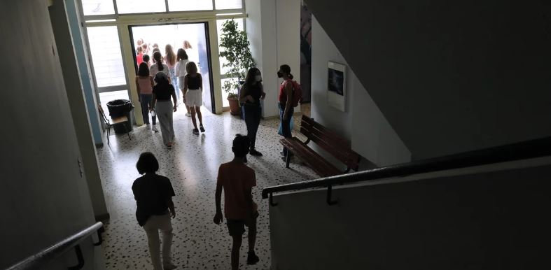 Shokët e klasës sulmojnë shqiptarin në Greqi, adoleshenti përfundon në spital me plagë në fytyrë