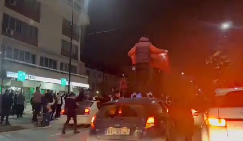 Zvicra “gjunjëzoi” Serbinë dhe e eliminoi nga Botërori, festë “e çmendur” në rrugët e Prishtinës