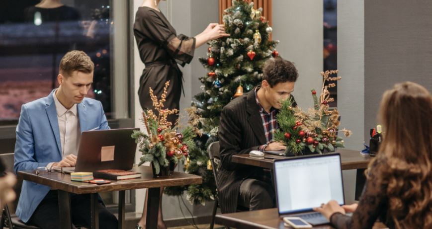3 kolegët më të këqij me të cilët mund të punosh për Krishtlindje, jeni mes tyre?