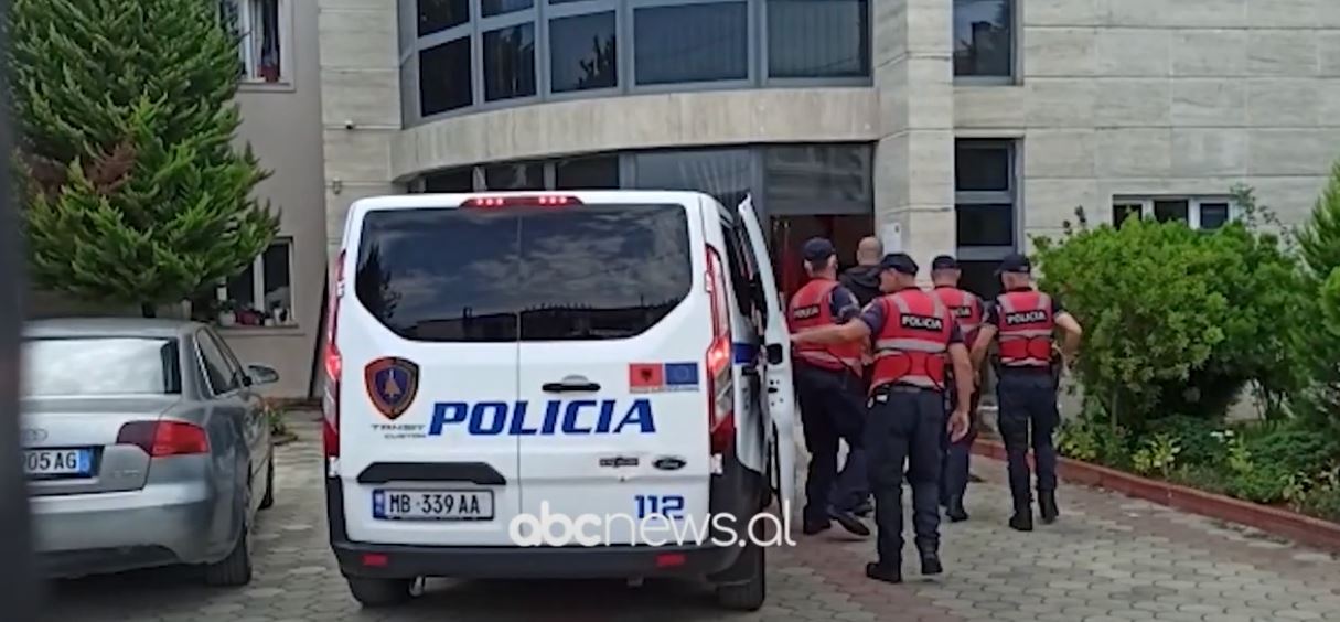 Përplasi të moshuarin për vdekje, arrestohet 17-vjeçari pa patentë