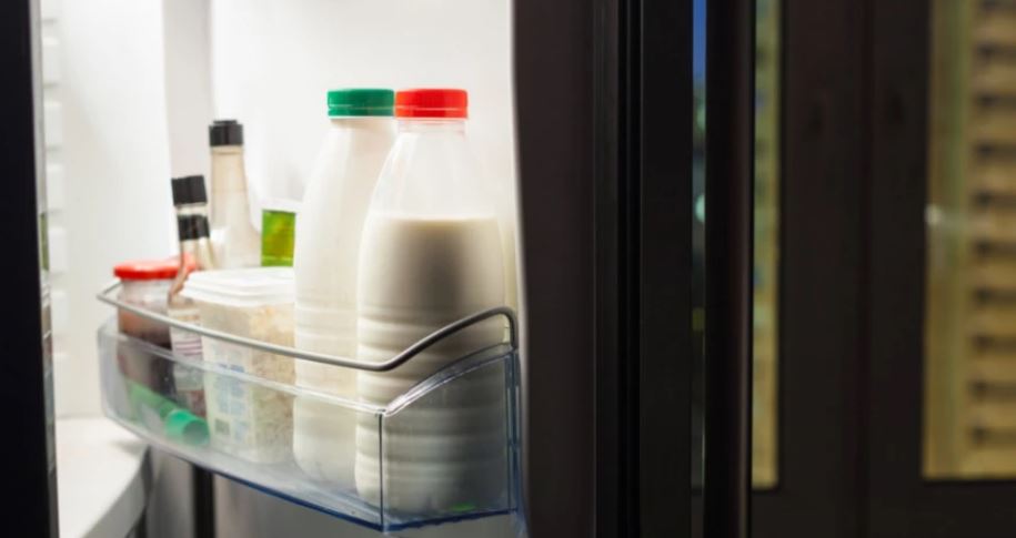Pse nuk duhet ta ruajmë asnjëherë qumështin në derën e frigoriferit