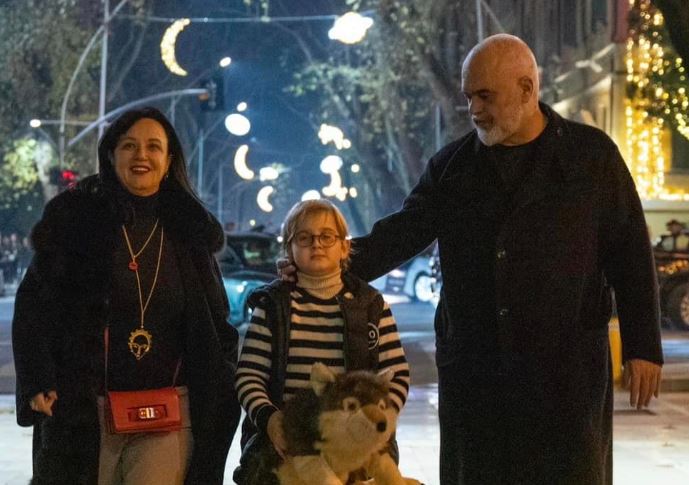 Në mes të atmosferës festive në Tiranë, Rama ndan foto krah familjes