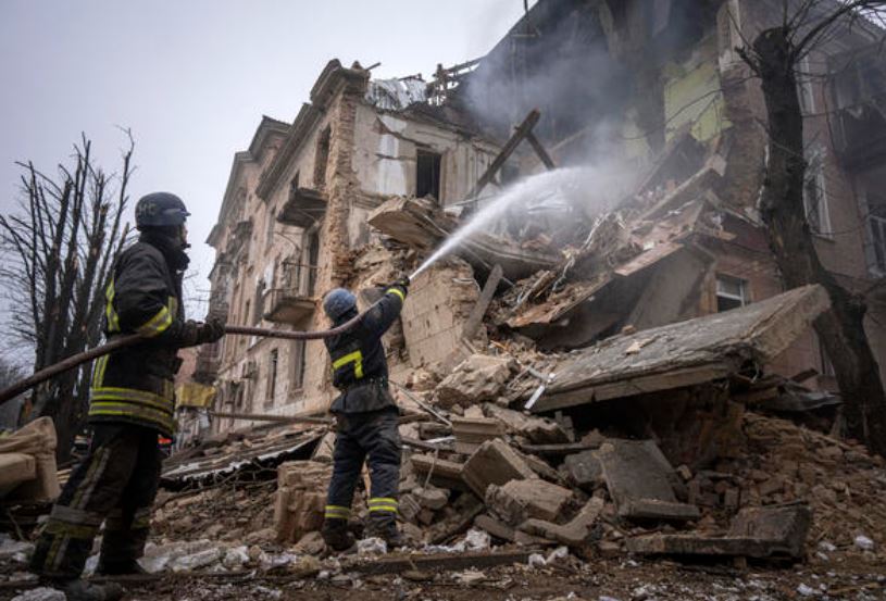 Bombardimet ruse në Ukrainë, 2-vjeçari nxirret i pajetë nga rrënojat e pallatit