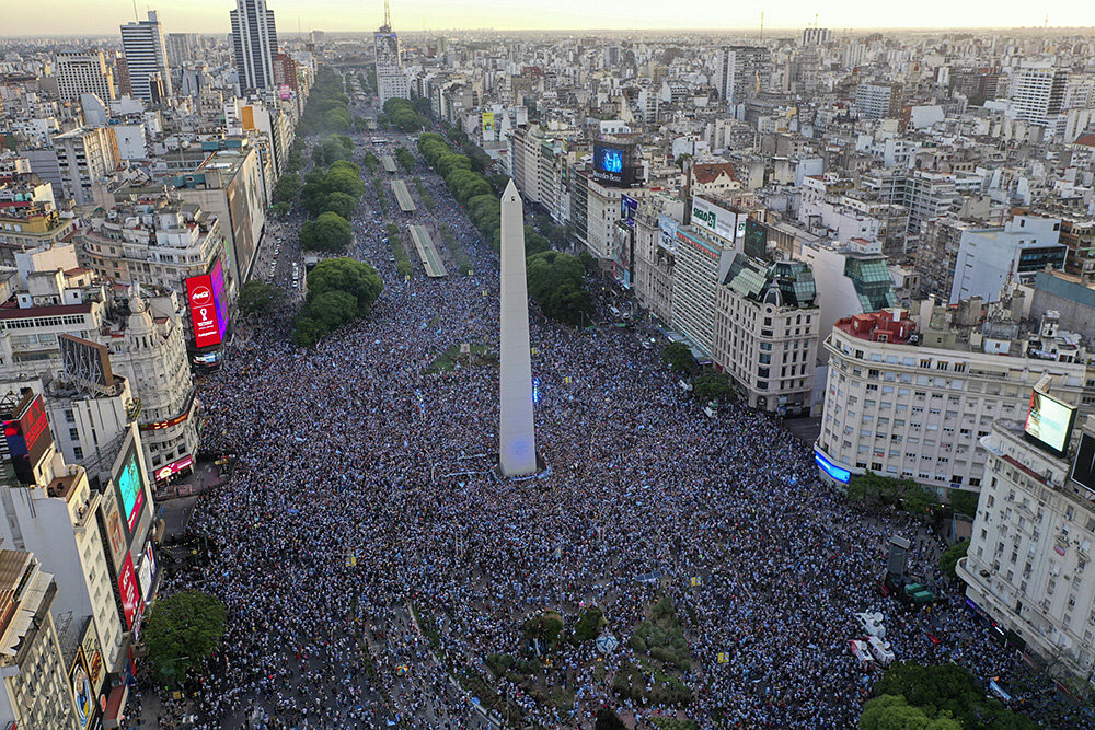 FOTO/ Shikoni Buenos Airesin pasi Argjentina arriti në finale, tifozët në rezidencën e Maradonës