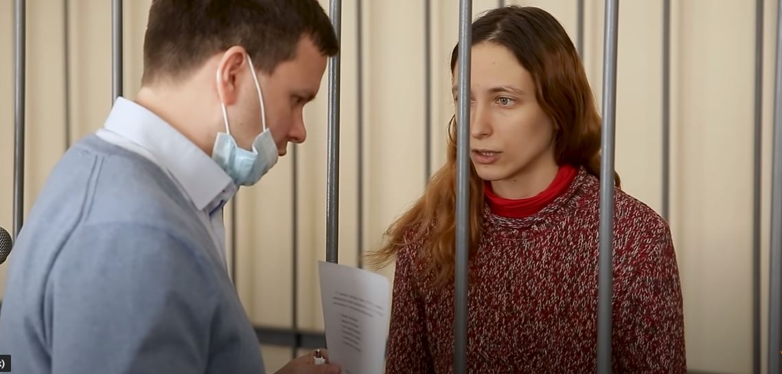 Artistja ruse rrezikon 10 vite burg, ndërroi çmimet e supermarketeve me slogane kundër luftës në Ukrainë